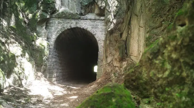 Antiguo túnel férreo
